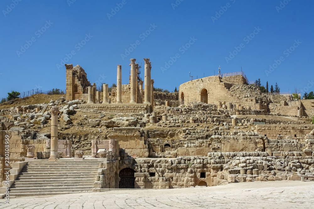Obraz premium Ancient ruins of the temple of Jerash - Jordan
