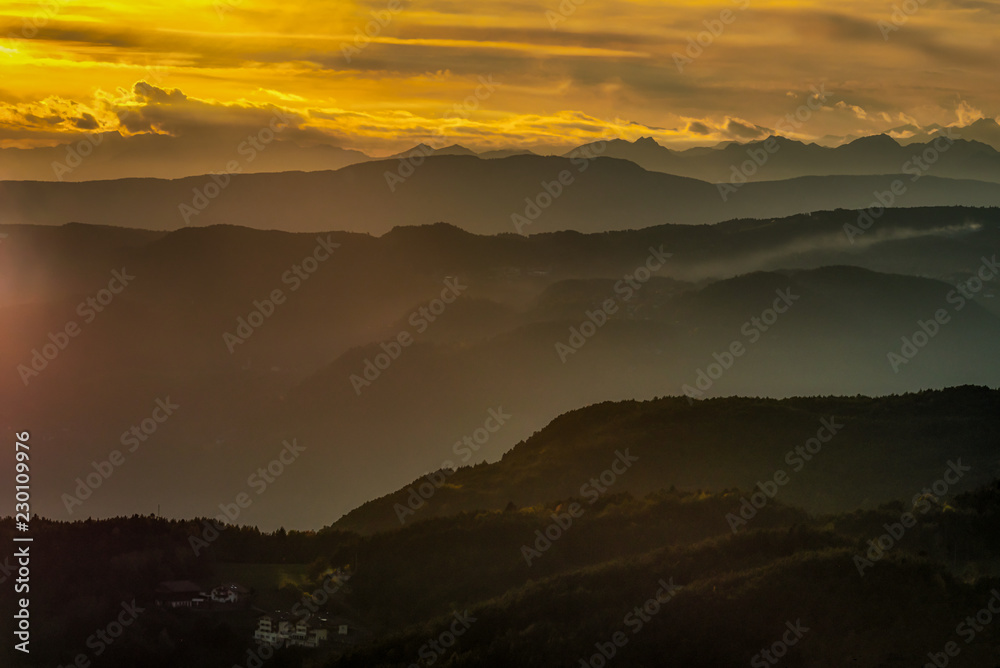 Blick über die Südtiroler Berge nach Sonnenuntergang 