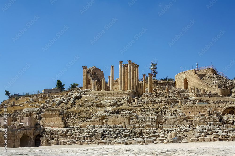 Fototapeta premium Ruins of the ancient temple of Jerash - Jordan