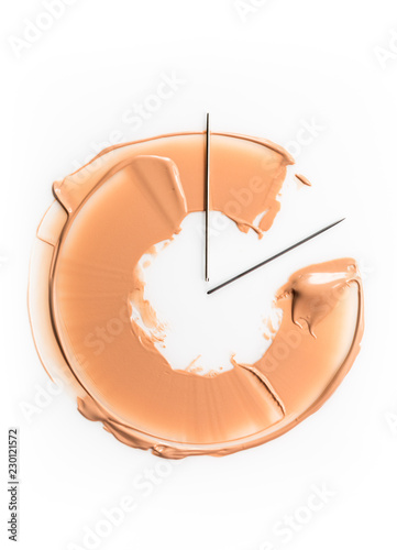A smear of foundation in the form of a semicircle, symbolizing the clock. The concept of persistence tonal base during the day.