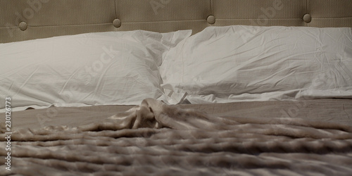 Fotografie white pillows and soft fluffy bedspread on a cozy bed