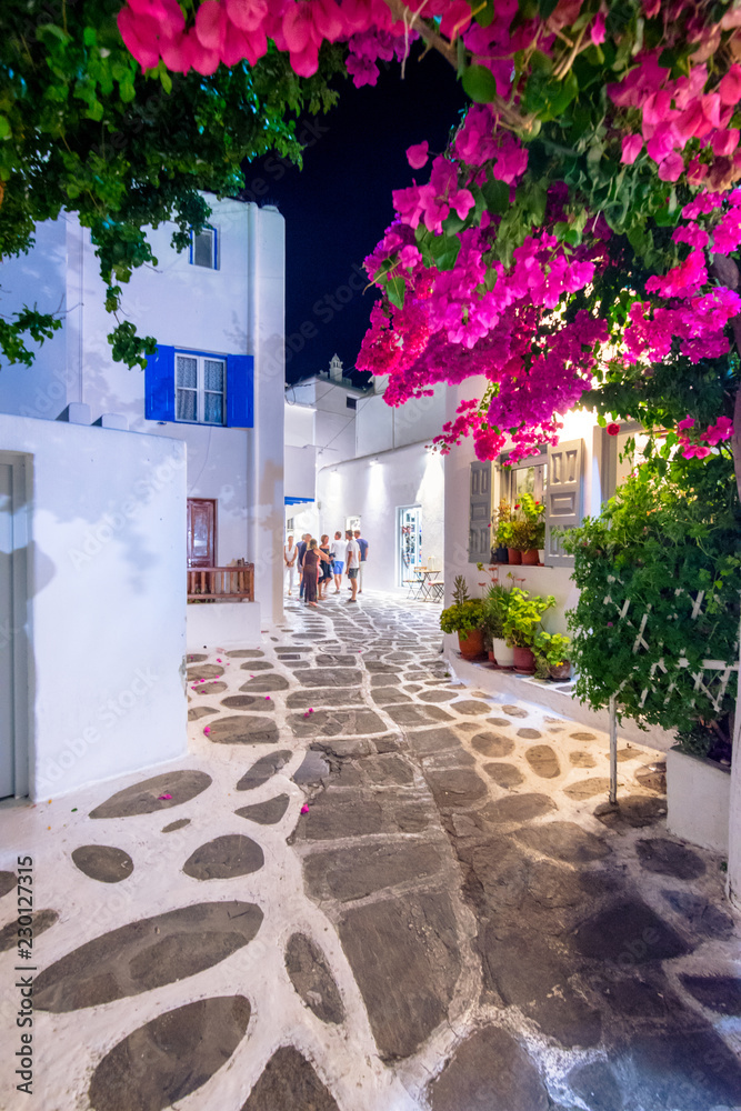Fototapeta Widok sławne malownicze wąskie uliczki Mykonos miasteczko w Mykonos wyspie, Grecja
