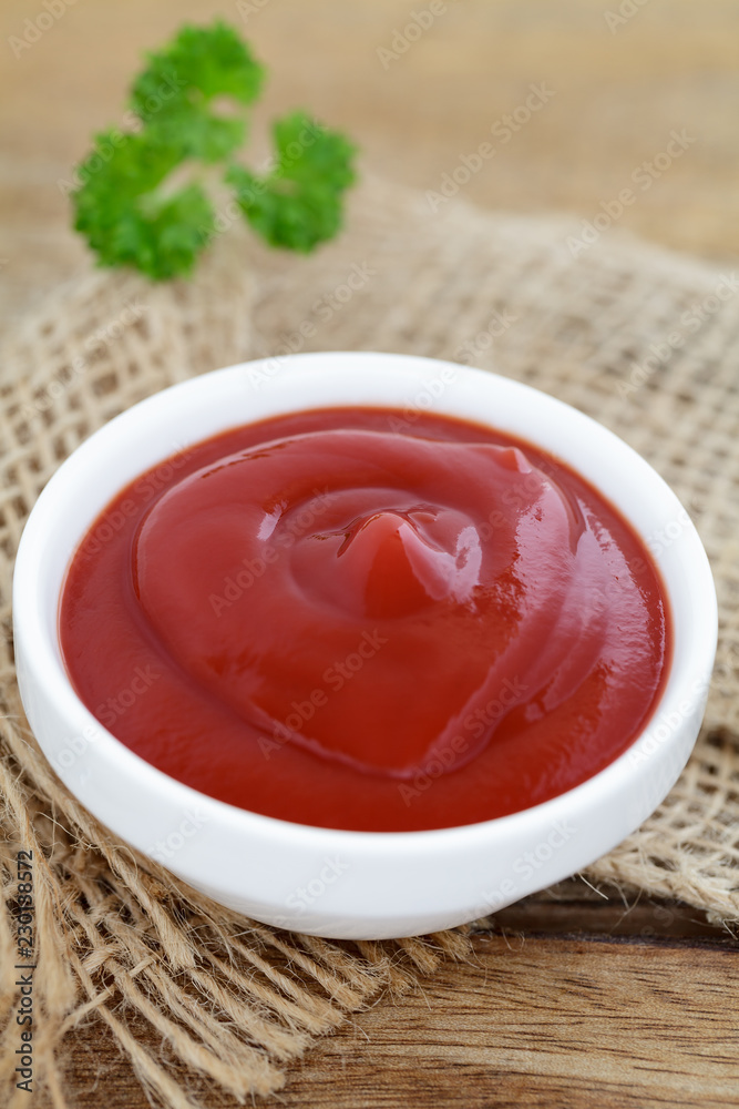 Tomatenketchup in Schälchen Tomatenketchup in Schälchen