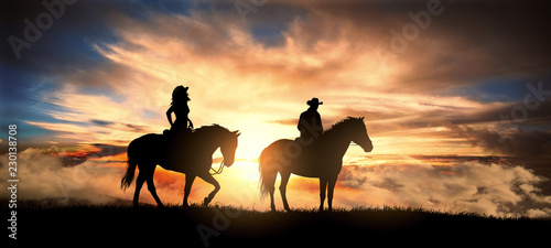 Fototapeta Naklejka Na Ścianę i Meble -  couple on horseback at sunset 