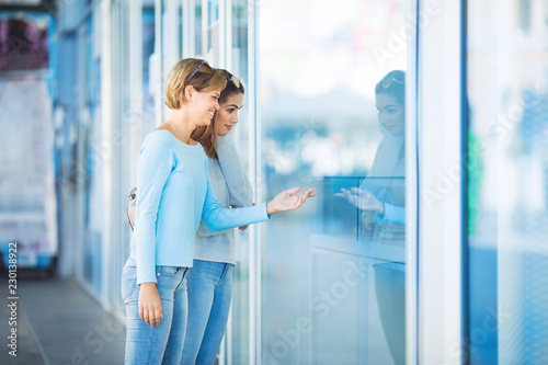 Young women shopping Free Download Young women shopping - GFXLoad