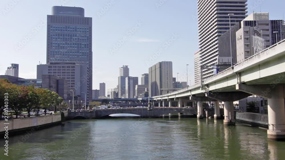 水晶橋から見た大江橋方向の都市風景
