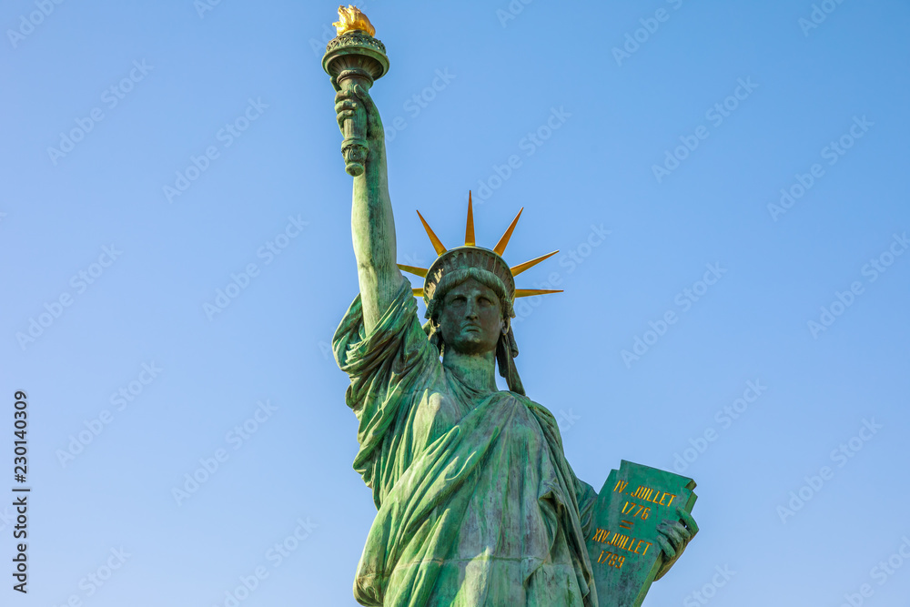 Obraz premium Zamyka up statua wolności, ikonowi punkty zwrotni Odaiba wyspa w Tokio, Japonia w niebieskim niebie. Replika słynnej Statui Wolności w Nowym Jorku.