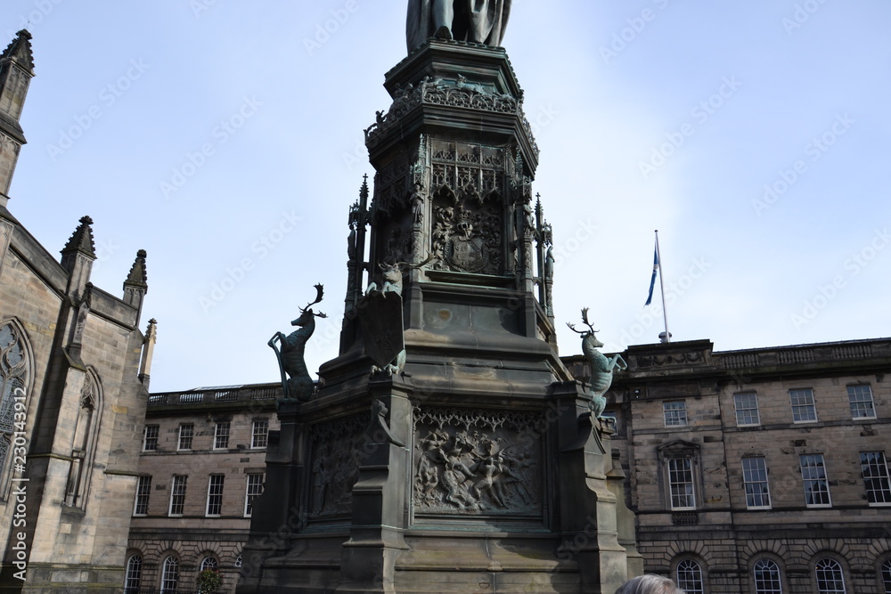 неоготический пьедестал статуи герцога Баклю в Эдинбурге