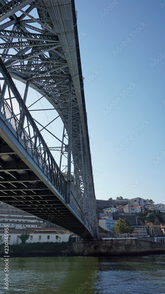 Naklejka premium dom luis bridge over the douro river in porto