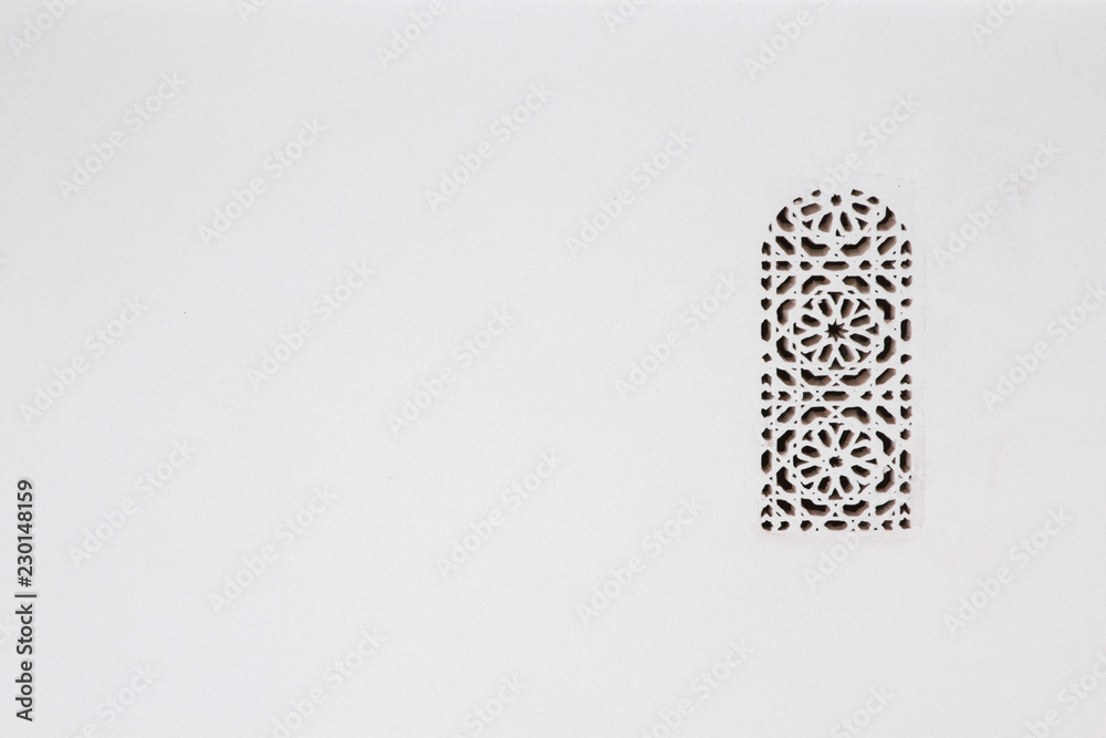Fenêtre minimaliste moucharabieh au maroc  - obrazy, fototapety, plakaty 