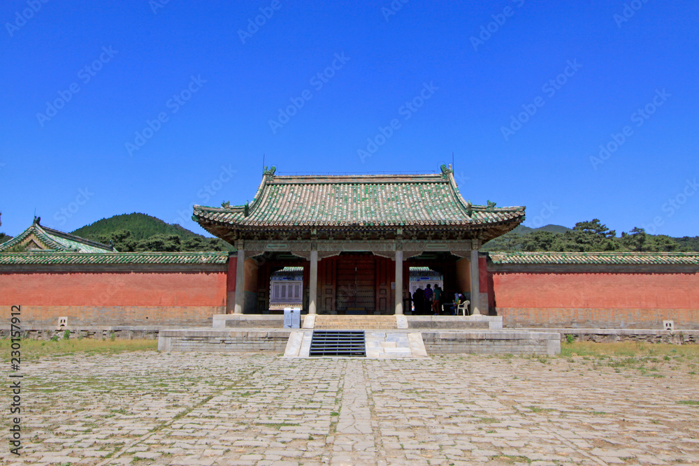 Obraz premium Chinese ancient architecture in the Eastern Royal Tombs of the Qing Dynasty, china