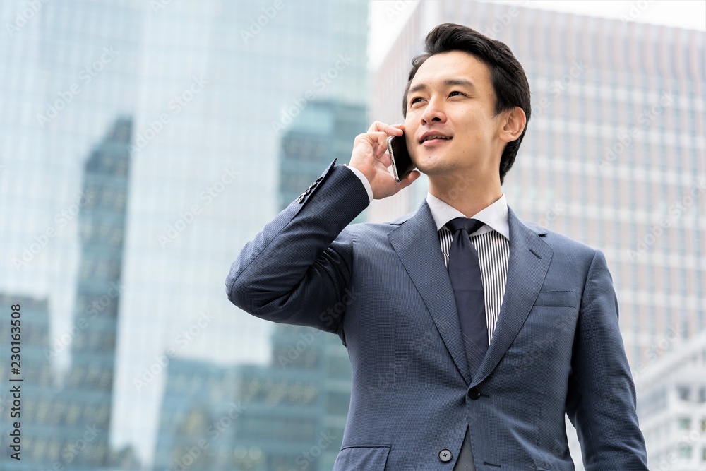 携帯をかけるビジネスマン 携帯をかけるビジネスマン