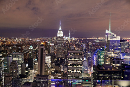 Abendlicher Blick vom Top of the Rock Observatory auf dem Rockefeller Center in Richtung Empire State Building  New York  USA  Nordamerika