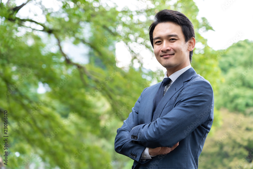腕組する男性 腕組する男性