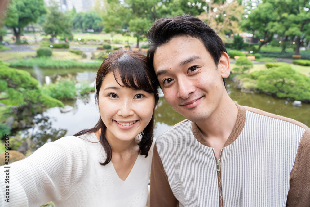 自撮りするカップル Stock Photo Adobe Stock