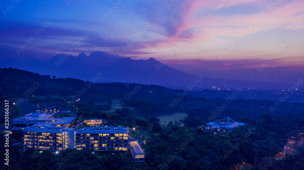 Obraz premium Beautiful Royal Tulip hotel at morning time