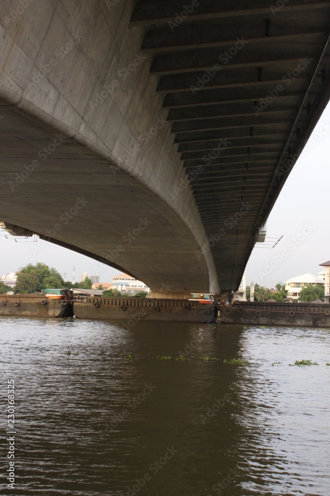 the bridge cross the river