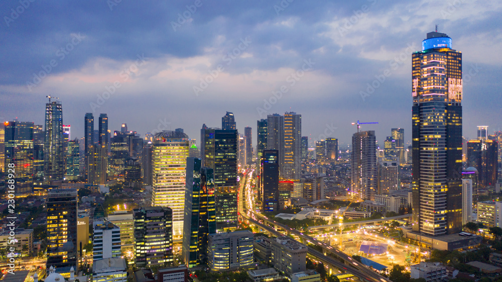 Obraz premium Jakarta city with glowing office building