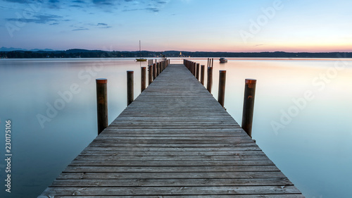 Abendstimmung mit Blick auf einen Steg am Starnberger See © DirkDaniel