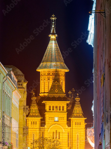 Bei Nacht beleuchtete Orthodoxe Kathedrale Mitropolitana am Rande der historischen Altstadt von Timisoara, Rumänien photo