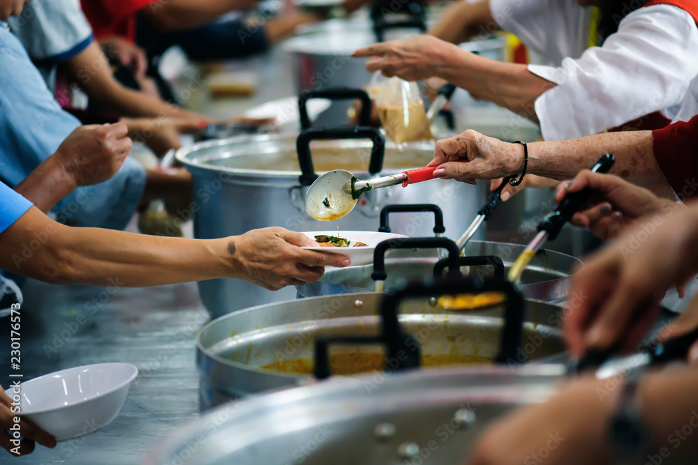 Sharing of food from volunteer hands to homeless people : The concept of  feeding foto de Stock | Adobe Stock