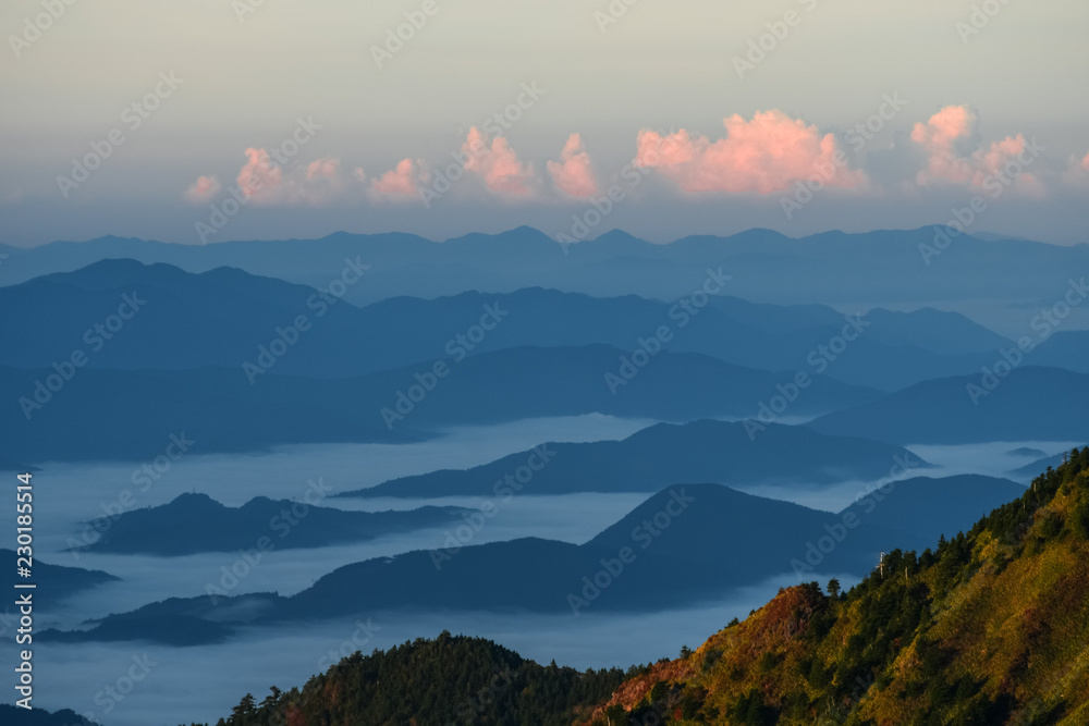 日本、霊峰・石鎚山の絶景、朝、朝日、日の出、四国、愛媛県、高知県、秋の紅葉