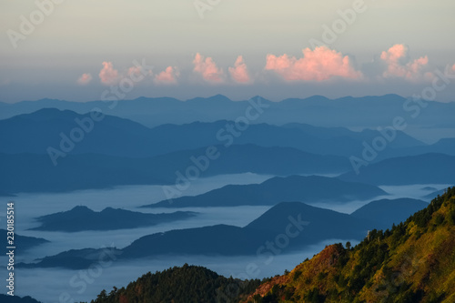 日本、霊峰・石鎚山の絶景、朝、朝日、日の出、四国、愛媛県、高知県、秋の紅葉