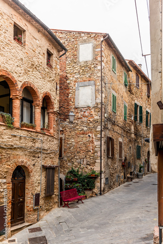 Fototapeta Naklejka Na Ścianę i Meble -  Colorful narrow streets in the medieval town of Campiglia Marittima in Tuscany - 14
