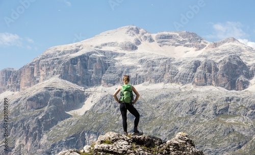 Dolomiten Mensch vor Felskulisse Ausblick Aussicht