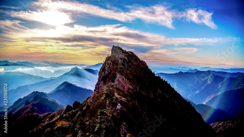 日本、霊峰・石鎚山の絶景、朝、朝日、日の出、四国、愛媛県、高知県、秋の紅葉