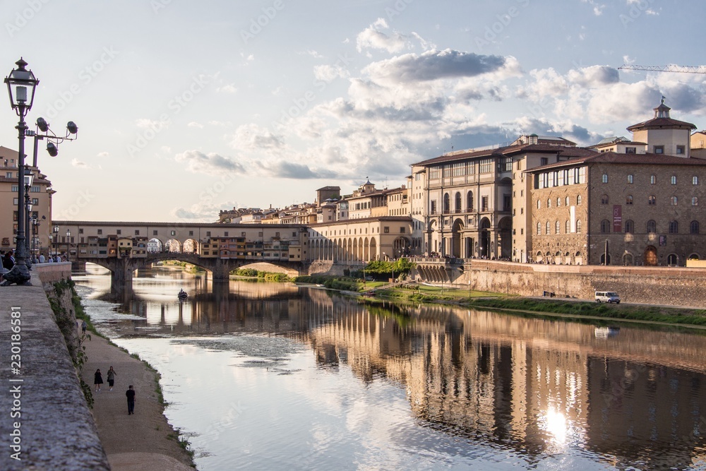 Florenz Tiber Spiegelung Uffizien Ponte Vecchio Brücke