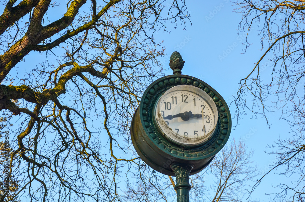 Naklejka premium old clock on a background of blue sky