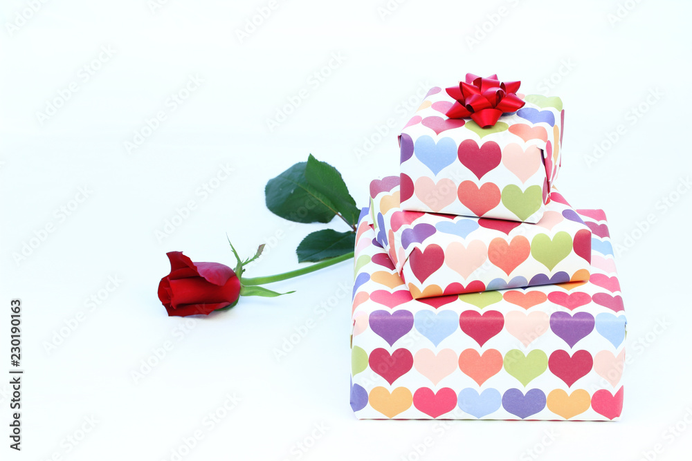 赤いバラとカラフルなハート模様のプレゼント(3個）