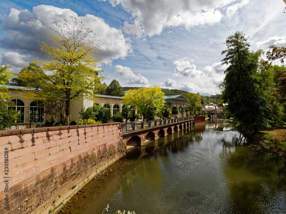 Fototapeta premium .Kurpark und Regentenbau im Staatsbad Bad Kissingen, Unterfranken, Franken, Bayern, Deutschland.