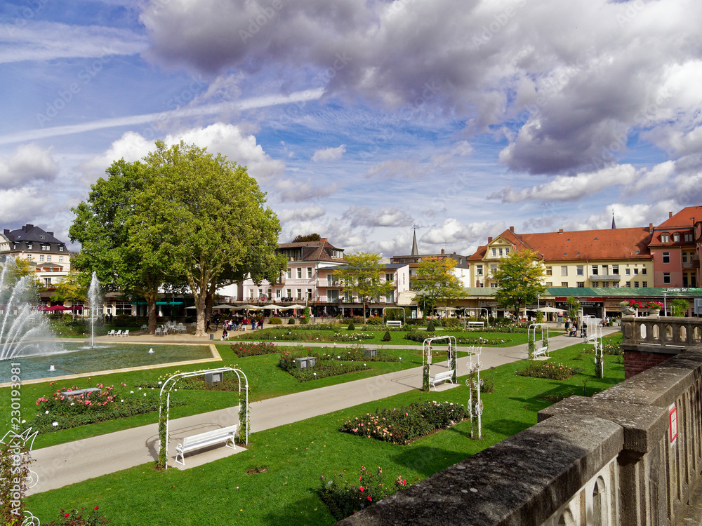 Fototapeta premium .Kurpark und Regentenbau im Staatsbad Bad Kissingen, Unterfranken, Franken, Bayern, Deutschland.
