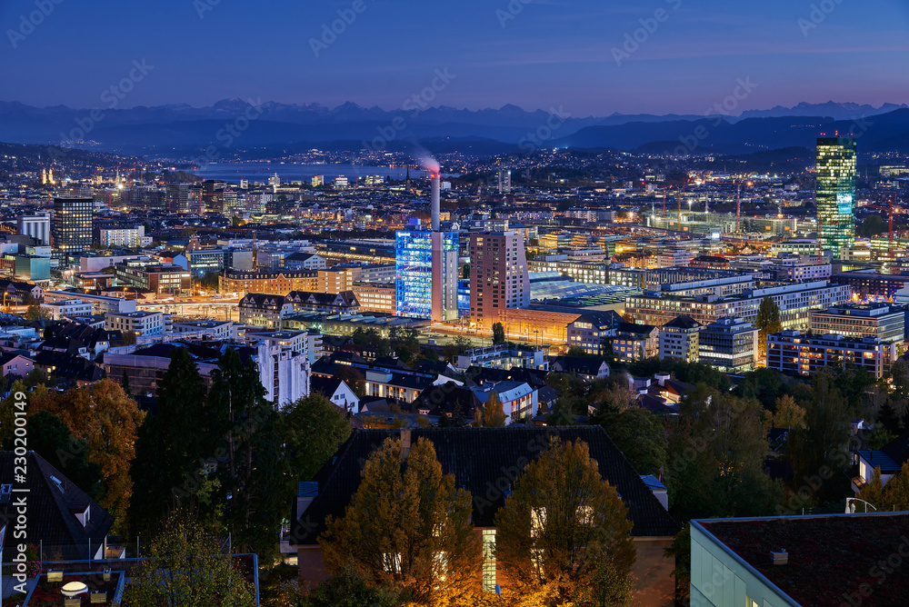 Nachtaufnahme Panorama Blick auf Zürich mit Zürichsee und Voralpen im Hintergrund