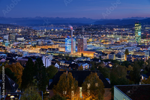 Nachtaufnahme Panorama Blick auf Zürich mit Zürichsee und Voralpen im Hintergrund