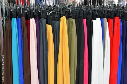Canvastavla Jupes colorées sur cintres