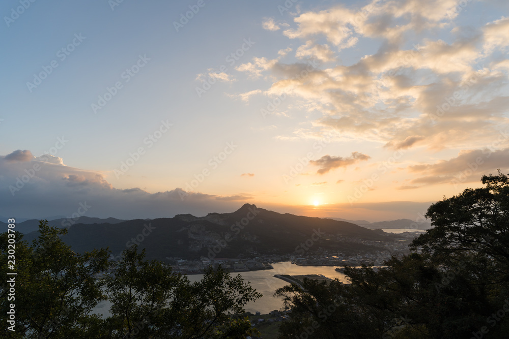 日の出　五剣山と周辺の町並み　屋島からの眺め(香川県高松市)