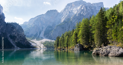 Landschaft mit Gebirge an einem Wildsee im Herbst in Alpen mit Bergen am See Prags Europa