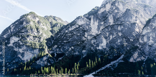 Landschaft mit Gebirge an einem Wildsee im Herbst in Alpen mit Bergen am See