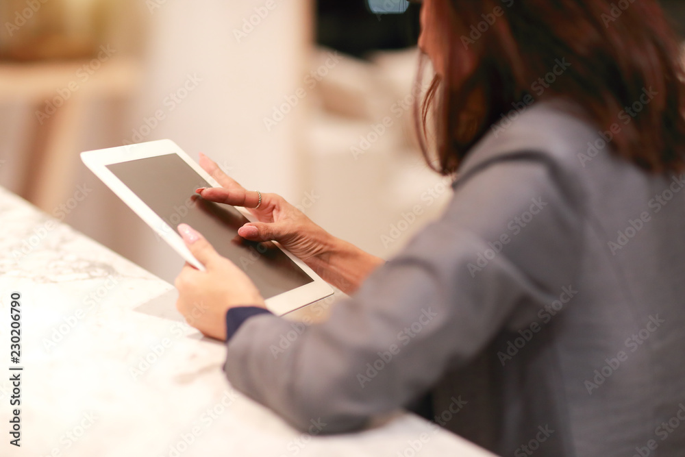 beautiful businesswoman portrait using tablet (this image for business and technology background concept) beautiful businesswoman portrait using tablet (this image for business and technology background concept)