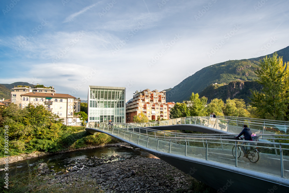 Fahrrad und Fußgänger Brücke in Bozen Fahrrad und Fußgänger Brücke in Bozen