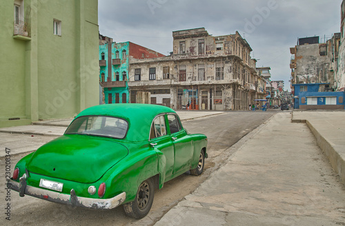 Coche vintage en calle de La Habana © samey