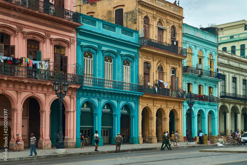 Edificios de colores de La Habana © samey