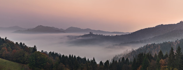 Fotobehang Heuvel Panoramisch mistig landschap bij dageraad  © darkside17