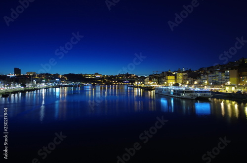 ポルトの夜景（ポルトガル・１２月） © Taku