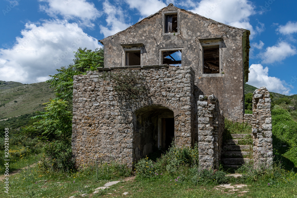 Verlassenes Haus in einem Dorf auf Korfu in Griechenland