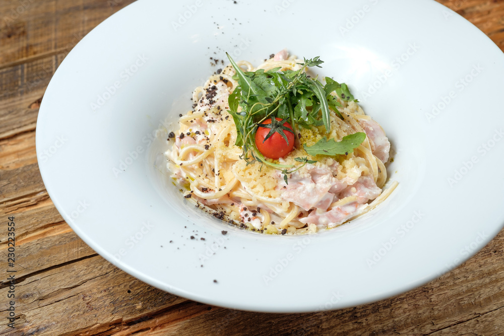 Pasta with ham and white sauce Pasta with ham and white sauce