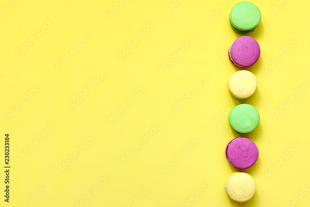 Obraz premium Macaroon on a colored background top view, copyspace